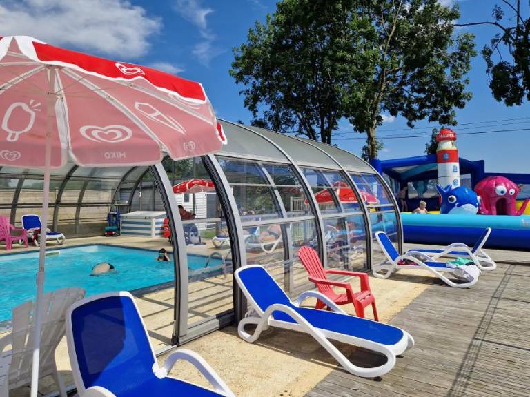 Mobile home with grill, heated pool & terrace in Bayeux