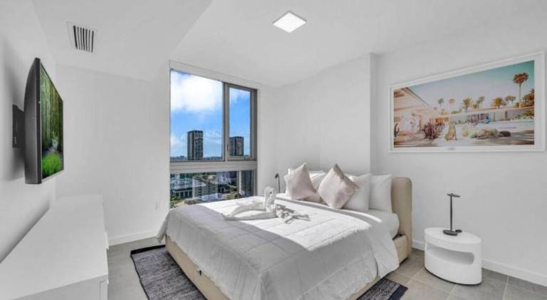 House with jacuzzi & pool | Next to Bayside Marketplace | Perfect for remote work — photo 2