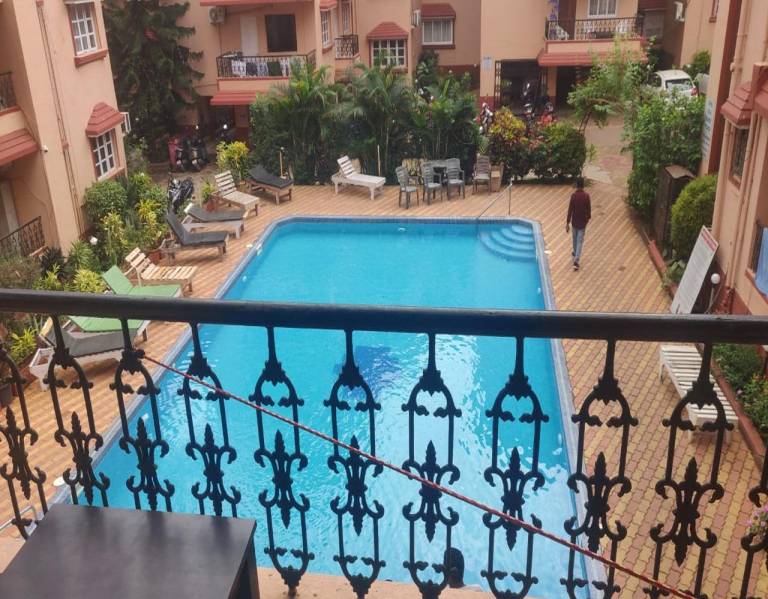 Serviced apartment with terrace, yard & pool — photo 2