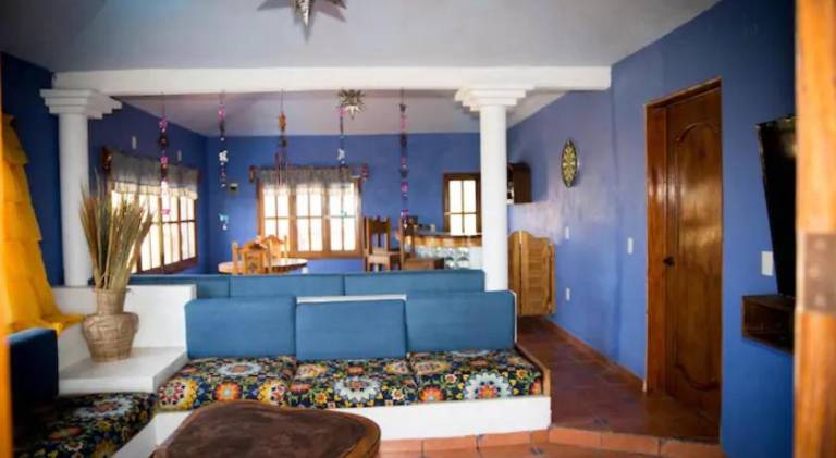 House with pool — photo 2