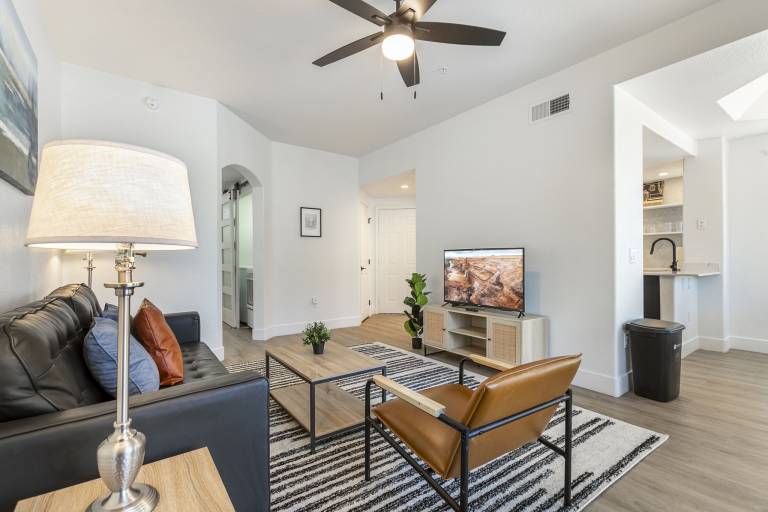 CozySuites 2BR 2BA at Kierland Commons with pool