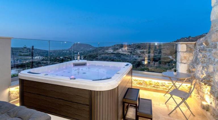 Fully equipped ample villa with terrace, hot tub & sauna | Pets allowed in Heraklion