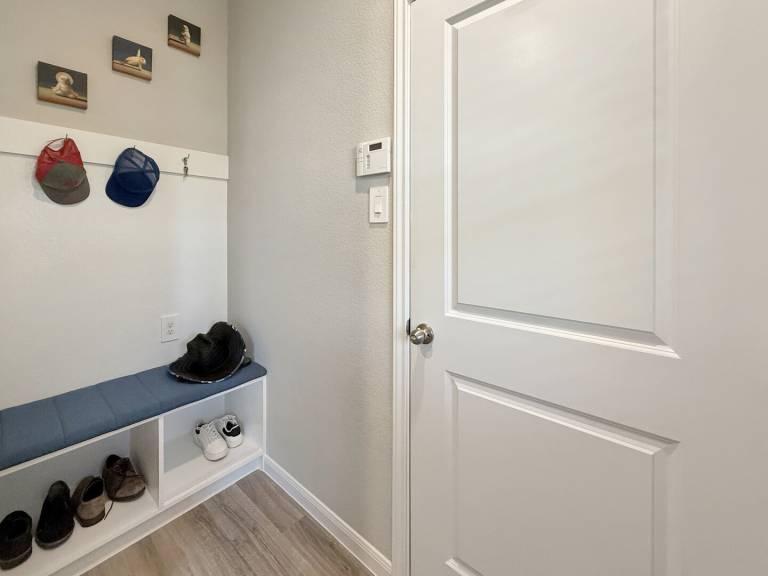 Family-friendly vacation home with yard | Pets allowed — photo 2