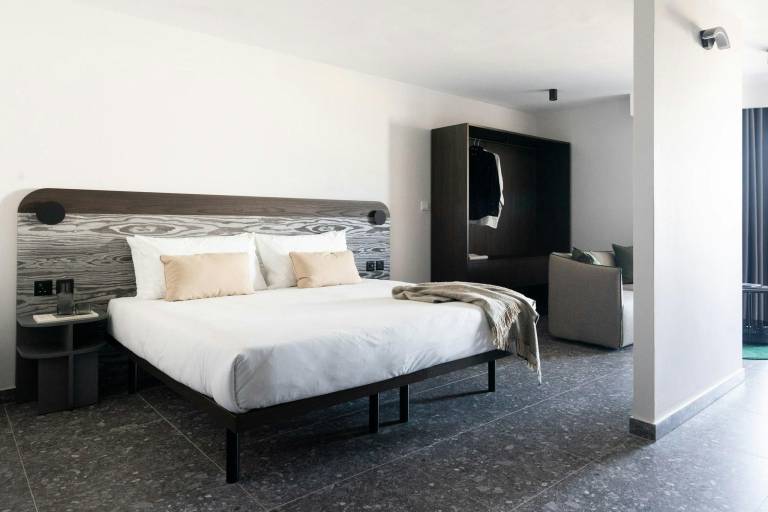 Serviced apartment with patio & pool | Dogs allowed — photo 2
