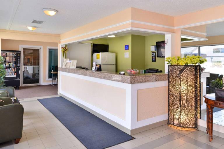 Canadas Best Value Inn Whitecourt — photo 3