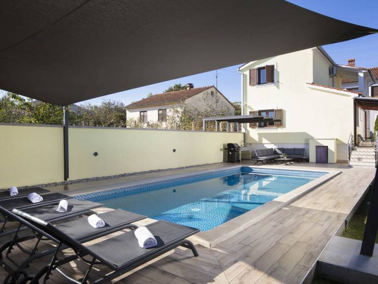 House with terrace, private pool & yard | Nature view — photo 4