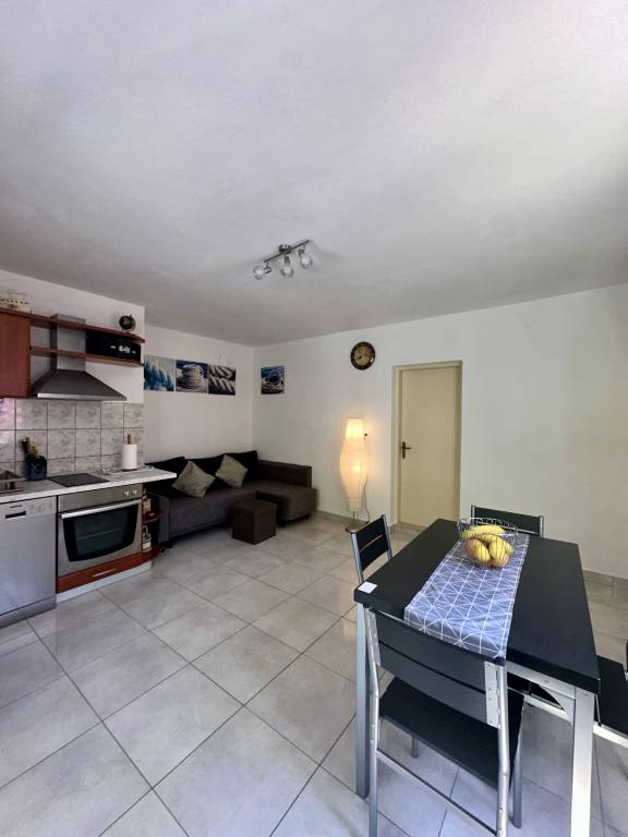One bedroom apartment near beach Basina, Hvar (A-24120-a) — photo 2