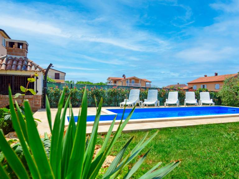 Vacation home with terrace, private pool & BBQ — photo 4