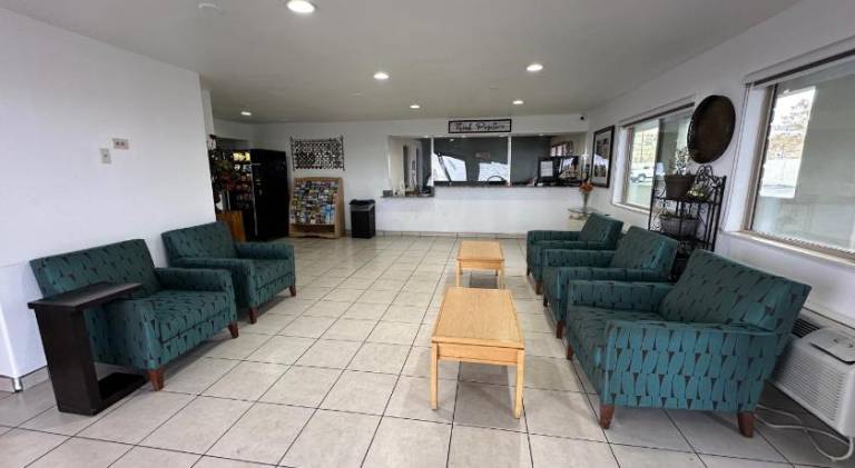 Desert Sands Inn & Suites — photo 3