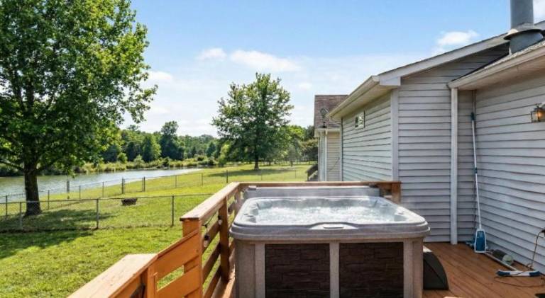 Beautiful vacation home with hot tub | Pet-friendly — photo 4