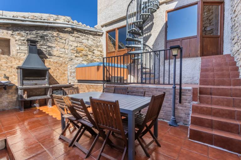 Family-oriented pleasant vacation home with terrace, fast internet & hot tub | Mountain view | Dogs allowed in Lleida