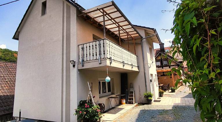 Holiday Home "Zum Burgfried" with Castle View, Private Terrace, and Wi-Fi — photo 3