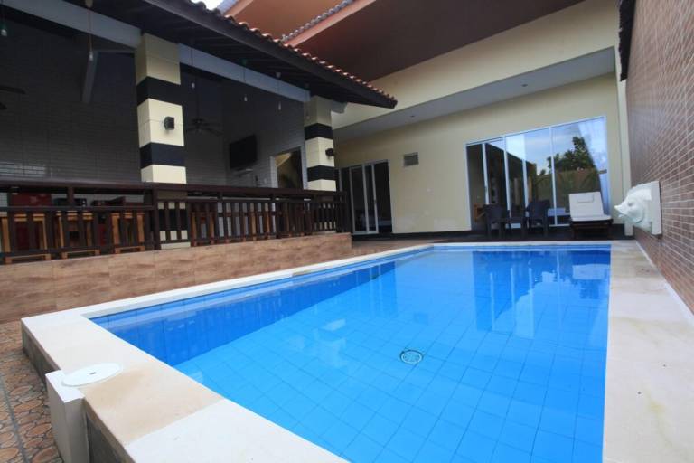 Villa with pool & yard in Pecatu