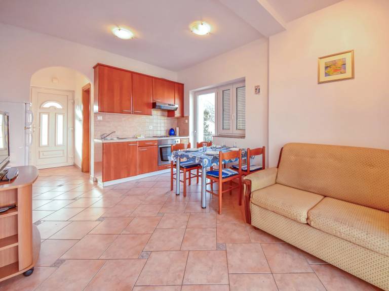 Vacation home with barbecue & patio — photo 4
