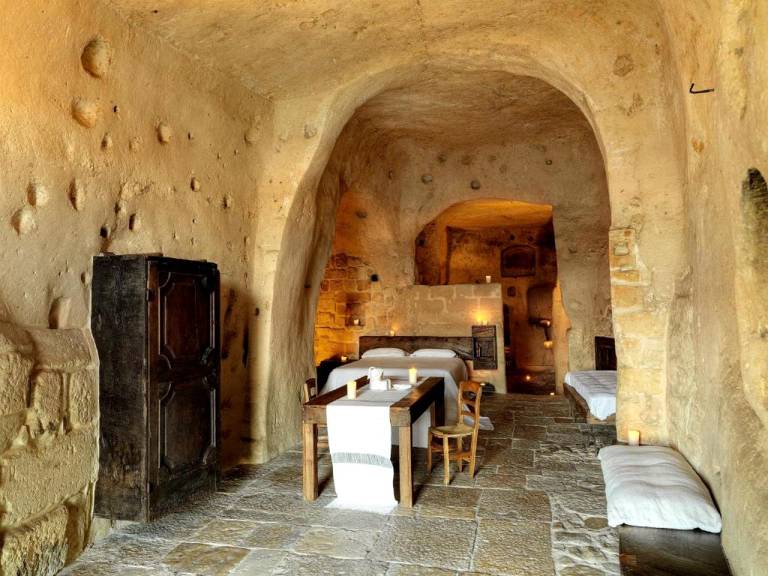 Spacious Luxury Cave Rental with Deluxe Bathtub in Matera, Southern Italy — photo 3