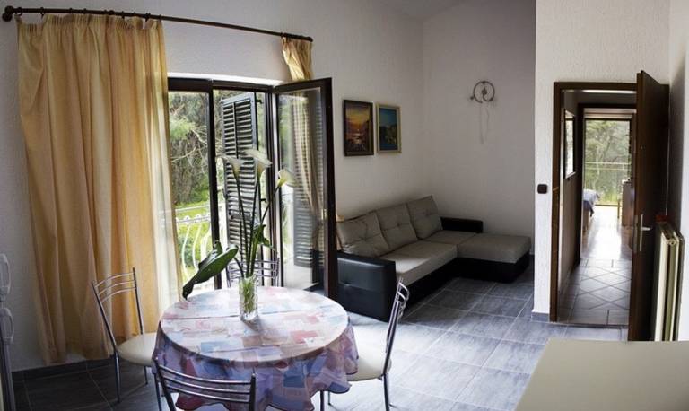 Apartment with barbecue, terrace & yard — photo 3