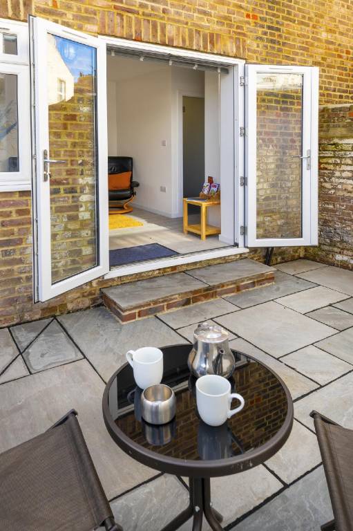 Apartment with patio & garden | Good for workation — photo 3