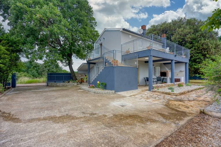 Holiday apartment with terrace & BBQ in Pula
