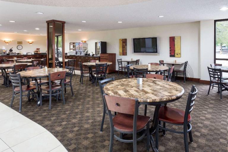 Ramada by Wyndham Bettendorf — photo 4