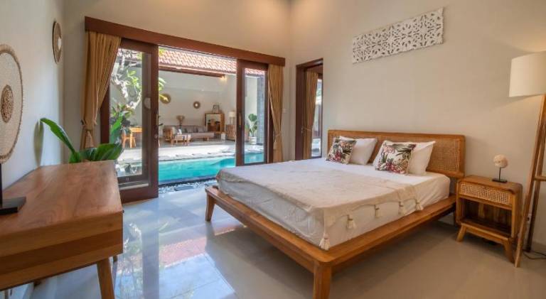 Villa with pool — photo 2