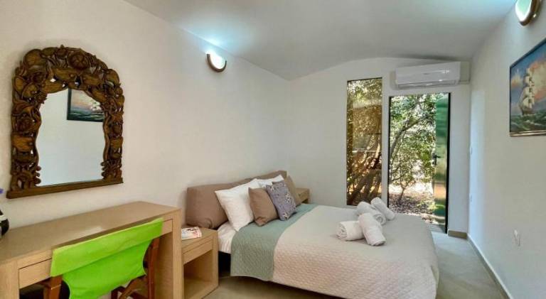 Beautiful lodge with garden, hot tub & patio | Pet-friendly — photo 2