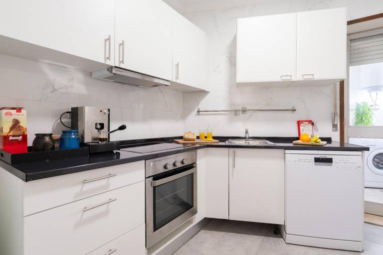 Renovated 3BR Apt Near City Hotspots – Great Value — photo 4