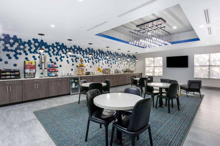 La Quinta Inn & Suites by Wyndham Tampa Central — photo 5