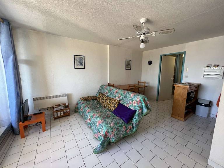 Apartment with pool — photo 5