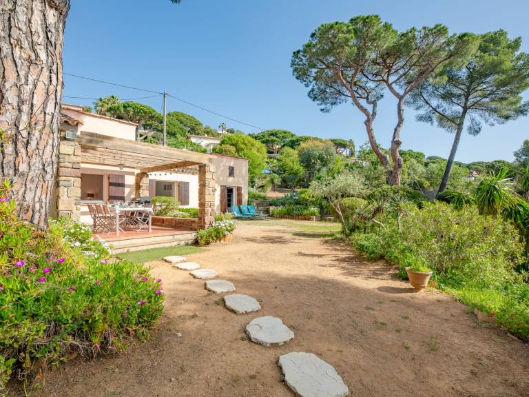 Vacation home with yard & terrace | Sea view — photo 4