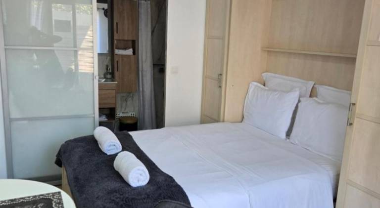 4 logements a La Trinite proche de Nice 15 mn, Monaco 20 mn et l'Italie 30 mn 2 Chambres et 2 Studio in Èze