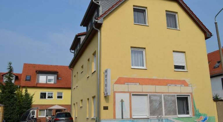 Apartment with pool, barbeque & yard in Leipzig