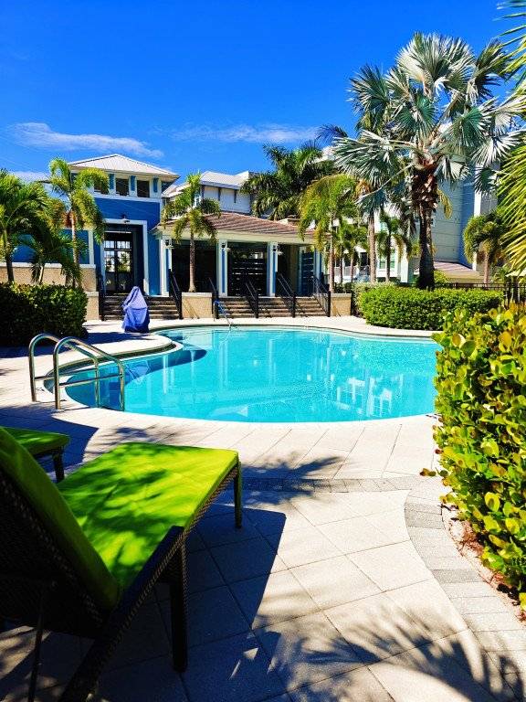 Condo with barbeque & private pool | Water view — photo 3