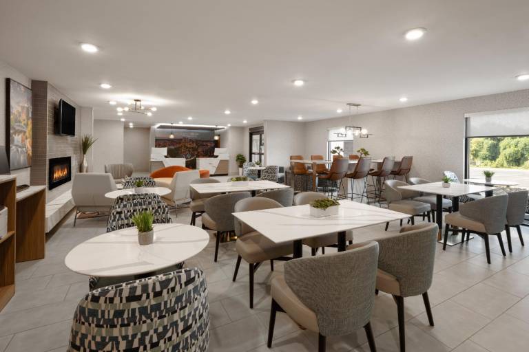 La Quinta Inn & Suites by Wyndham Greenville Woodruff Rd — photo 3