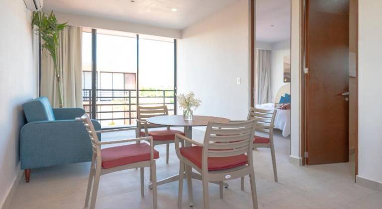 Apartment with pool & patio — photo 3