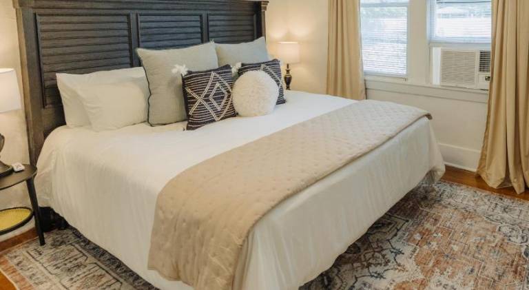 Historic Revival King Bed Midtown Memphis 70 Fast WiFi Free Parking Yes Pets in Memphis, TN