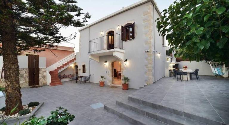 Villa with pool — photo 5