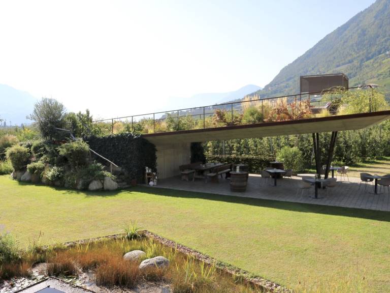 Fully equipped charming rental apartment with pool, yard & BBQ | Pets allowed — photo 3