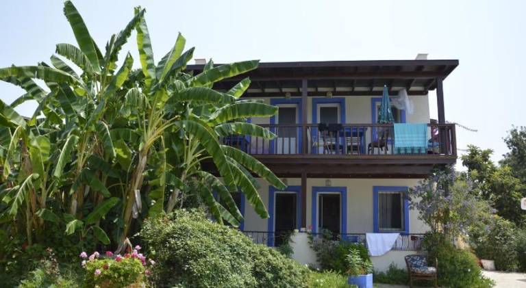 Serviced apartment with garden, patio & pool — photo 4
