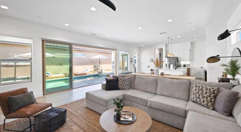 Vacation home with BBQ, jacuzzi & private pool — photo 3