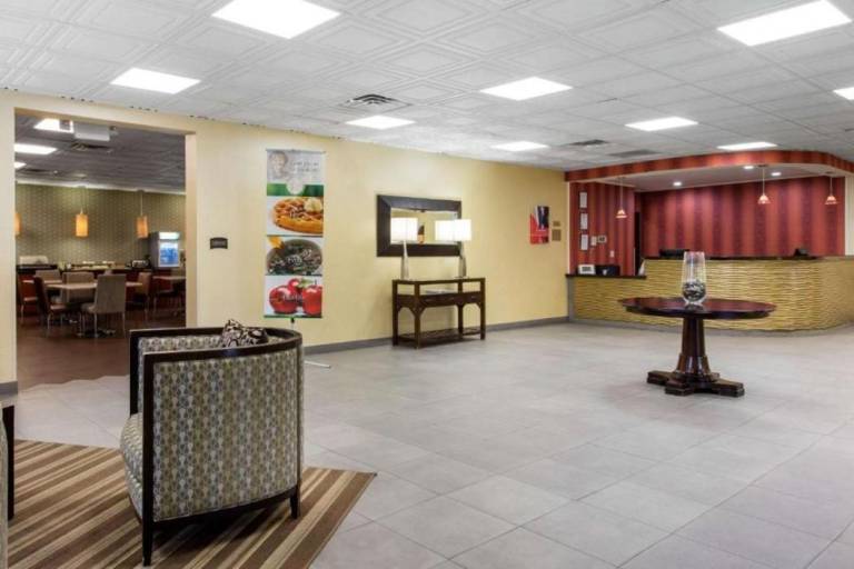 Quality Inn & Suites Charleston — photo 5