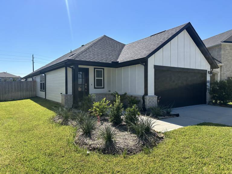Family-friendly vacation home with yard | Pets allowed in Houston, TX