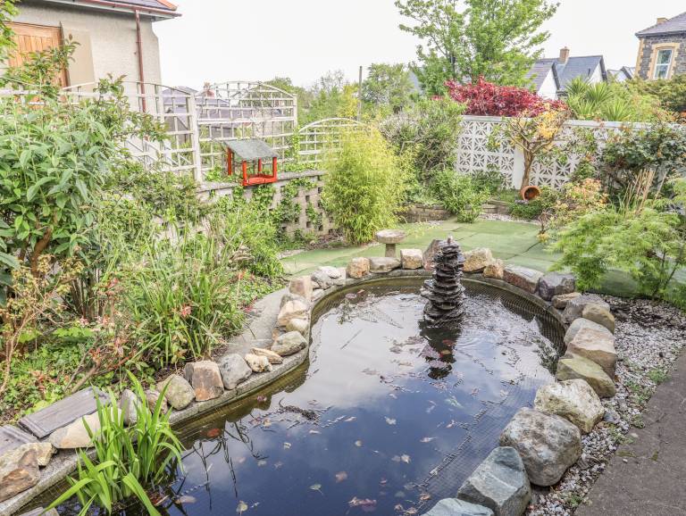 Family-friendly cottage with yard | Beach view | Pets are welcome — photo 3