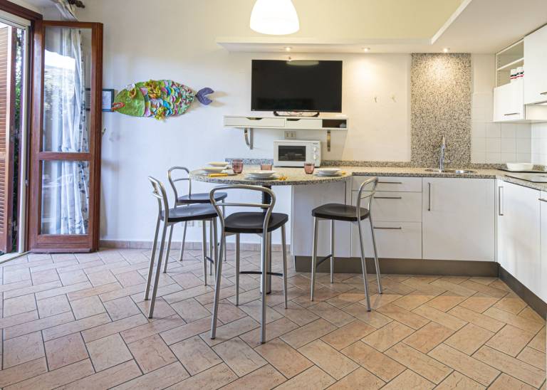 Located in Marina di Campo, tastefully furnished, with a large enclosed garden and a few steps from — photo 5