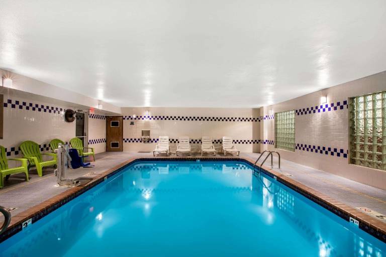 La Quinta Inn & Suites by Wyndham Emporia — photo 4