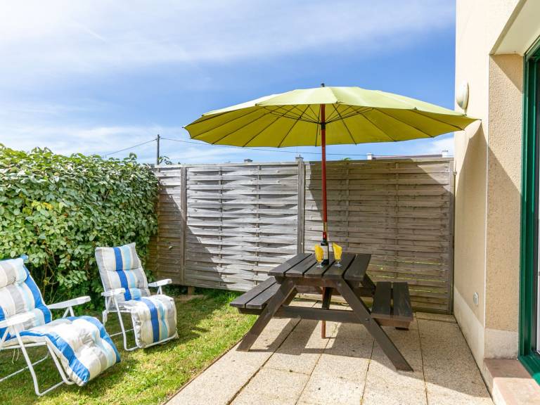 Apartment with patio & grill — photo 2