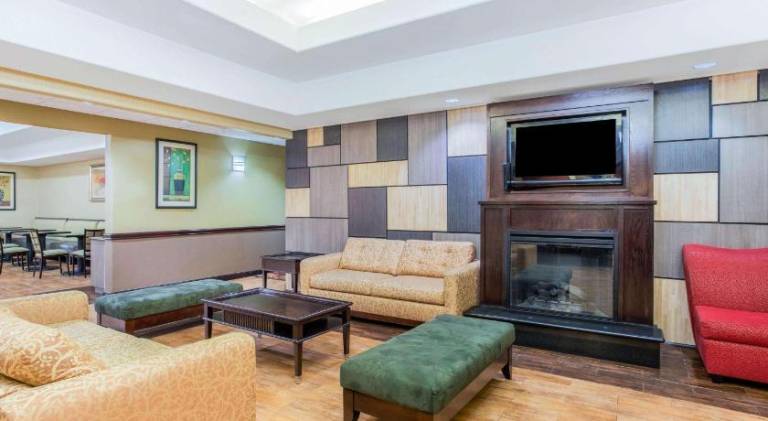 La Quinta Inn & Suites by Wyndham Ennis — photo 4
