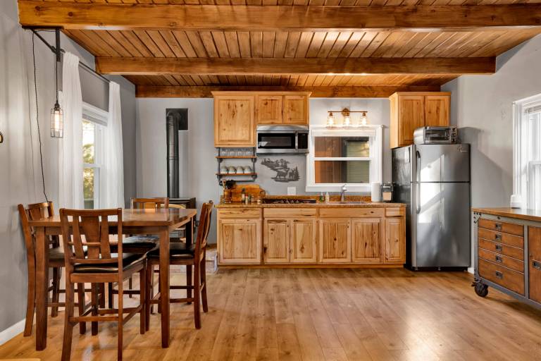 The Summit at Sherwood Dog-friendly cabin with fenced yard, patio, grill, & furnished deck — photo 2
