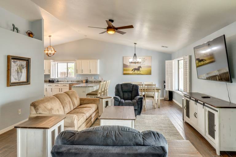 Private Hot Tub: Show Low Home 3 Mi to Lake — photo 4