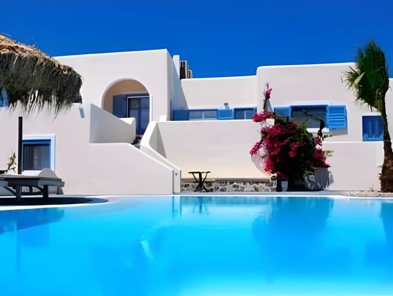House with yard, patio & barbeque in Santorini