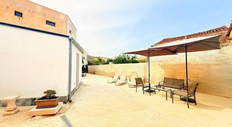 House with pool — photo 4